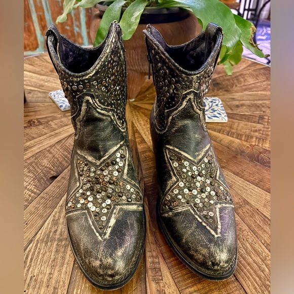 Frye Shoes - Frye Deborah Star Studded Antique Black distressed Ankle Boots booties Spain 8.5